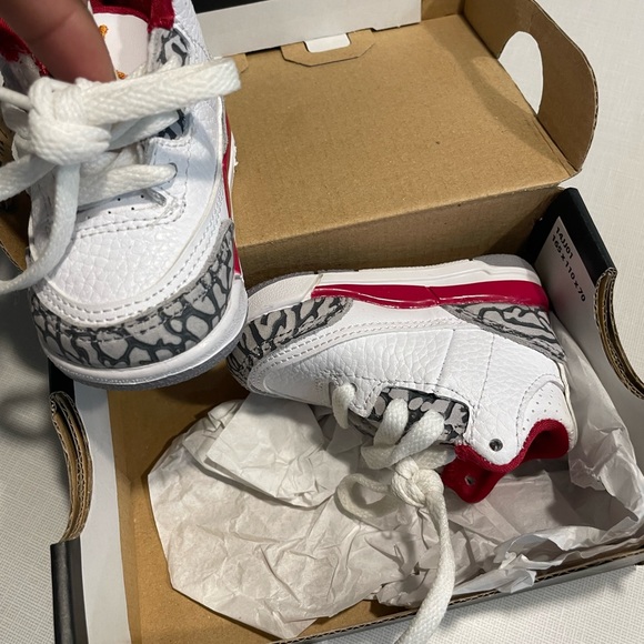 Red white and grey - Picture 3 of 4